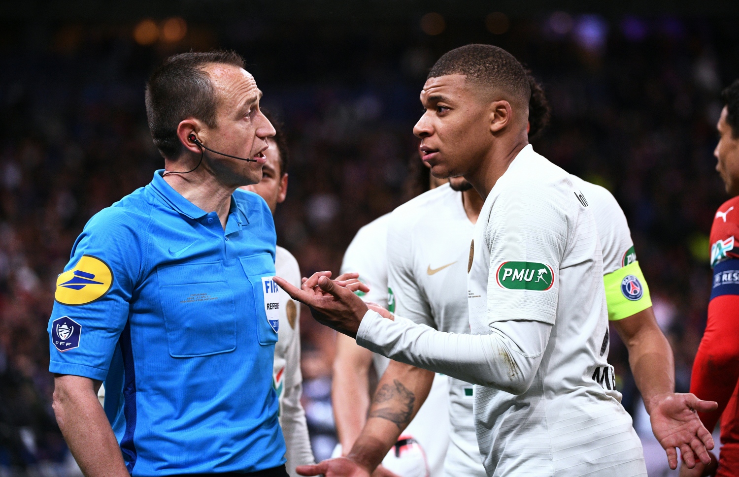 ރޭގެ މެޗުގައި އެމްބާޕޭ (ކ) އަށް ރަތް ކާޑު ދެއްކުމުން އޭނާ އެކަމާ ރެފްރީއާ ވާހަކަ ދައްކަނީ. -- ފޮޓޯ: އޭއެފްޕީ