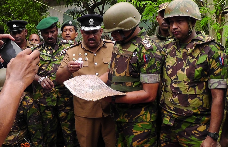 ފުލުހުންނާ ކުރިމަތިލައި ހަމަލާ ދިނީ އައިއެސް މީހުން