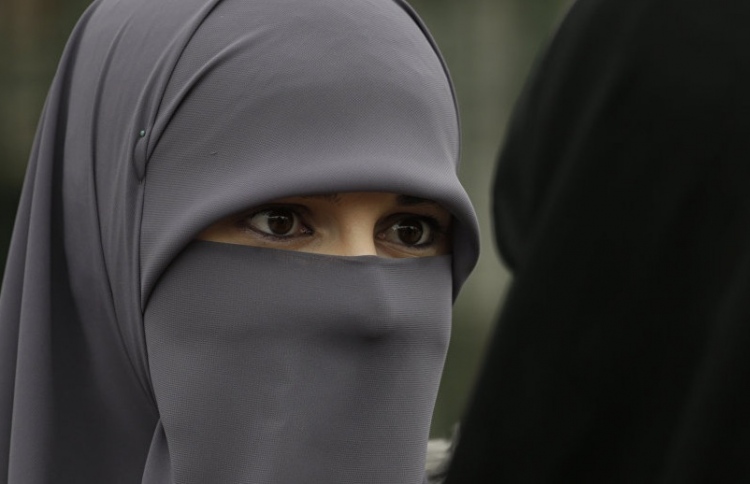 ލަންކާގައި މޫނުބުރުގާ މަނާކުރަނީ