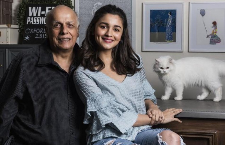 އާލިއާ ބައްޕަ މަހޭޝްއާ އެކު.