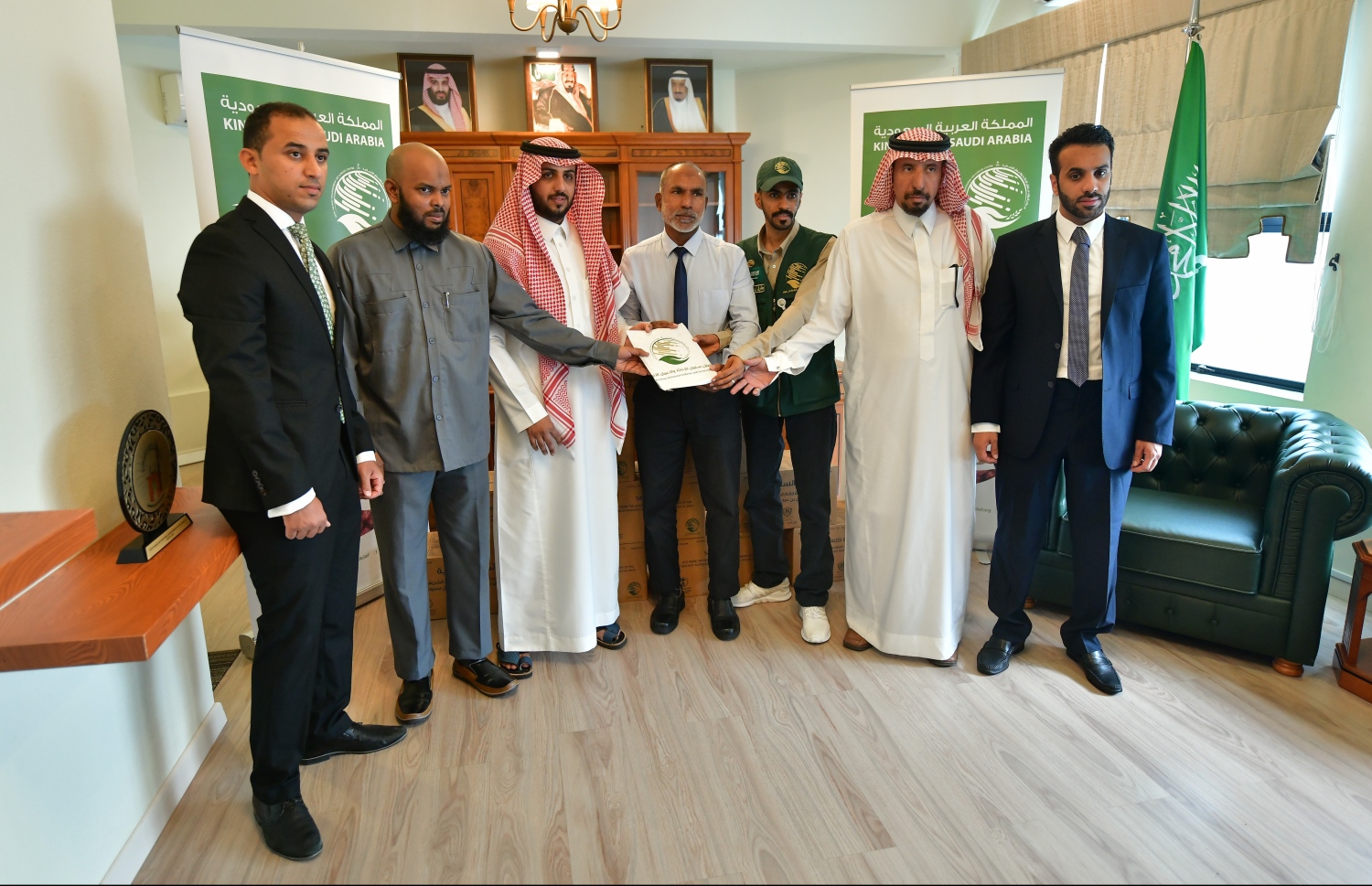 ސައުދީ އަރަބިއްޔާއިން ރާއްޖެއަށް 50 ޓަނު ކަދުރު ހަދިޔާކުރިކަމުގެ ލިއުމާ އިސްލާމިކް އެފެއާޒް މިނިސްޓަރު ޑރ. އަހުމަދު ޒާހިރު ހަވާލުވެވަޑައިގަންނަވަނީ. މިހާރު/ފޮޓޯ:ހުސައިން ވަހީދު