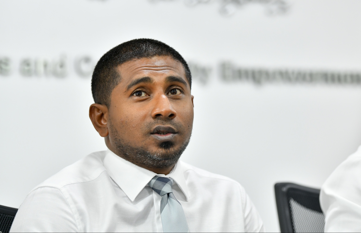 ޔޫތު މިިނިސްޓްރީގައި އޮތް ނޫސްވެރިންގެ ބައްދަލުވުމެއްގެ ތެރެއިން މަހުލޫފް ވާހަކަދައްކަވަނީ. -- ފޮޓޯ: ހުސެއިން ވަހީދު/ މިހާރު