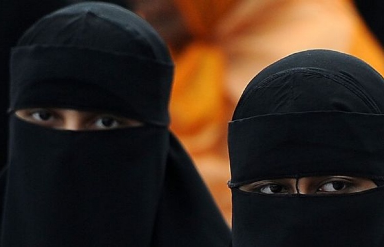 ލަންކާގައި ބުރުގާ އަޅަން ޖެހެނީ ކަންފަތް ފެންނަ ގޮތަށް