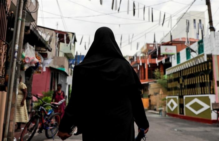 މޫނު ބުރުގާ މަނާކުރުން: މުސްލިމުންގެ ކަންބޮޑުވުމެއް