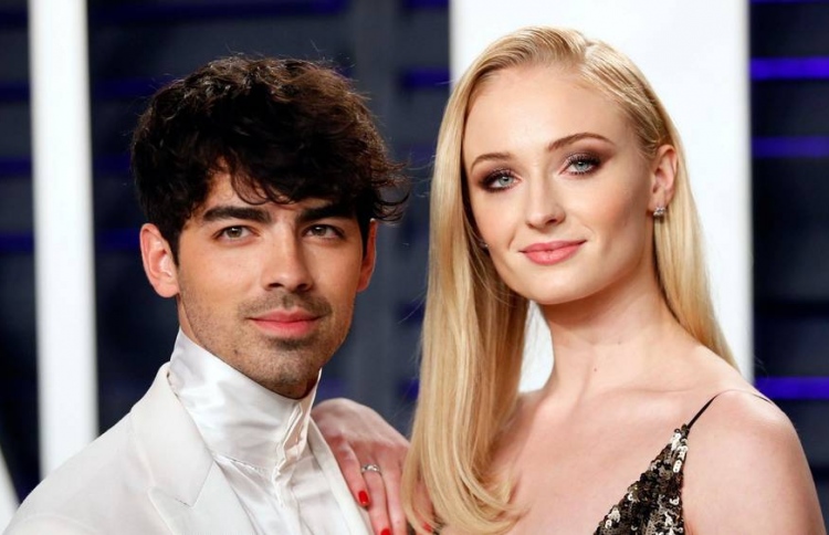 "ގޭމް އޮފް ތުރޯންސް"ގެ ސޯފީ ޓާނާ ކައިވެނިކޮށްފި