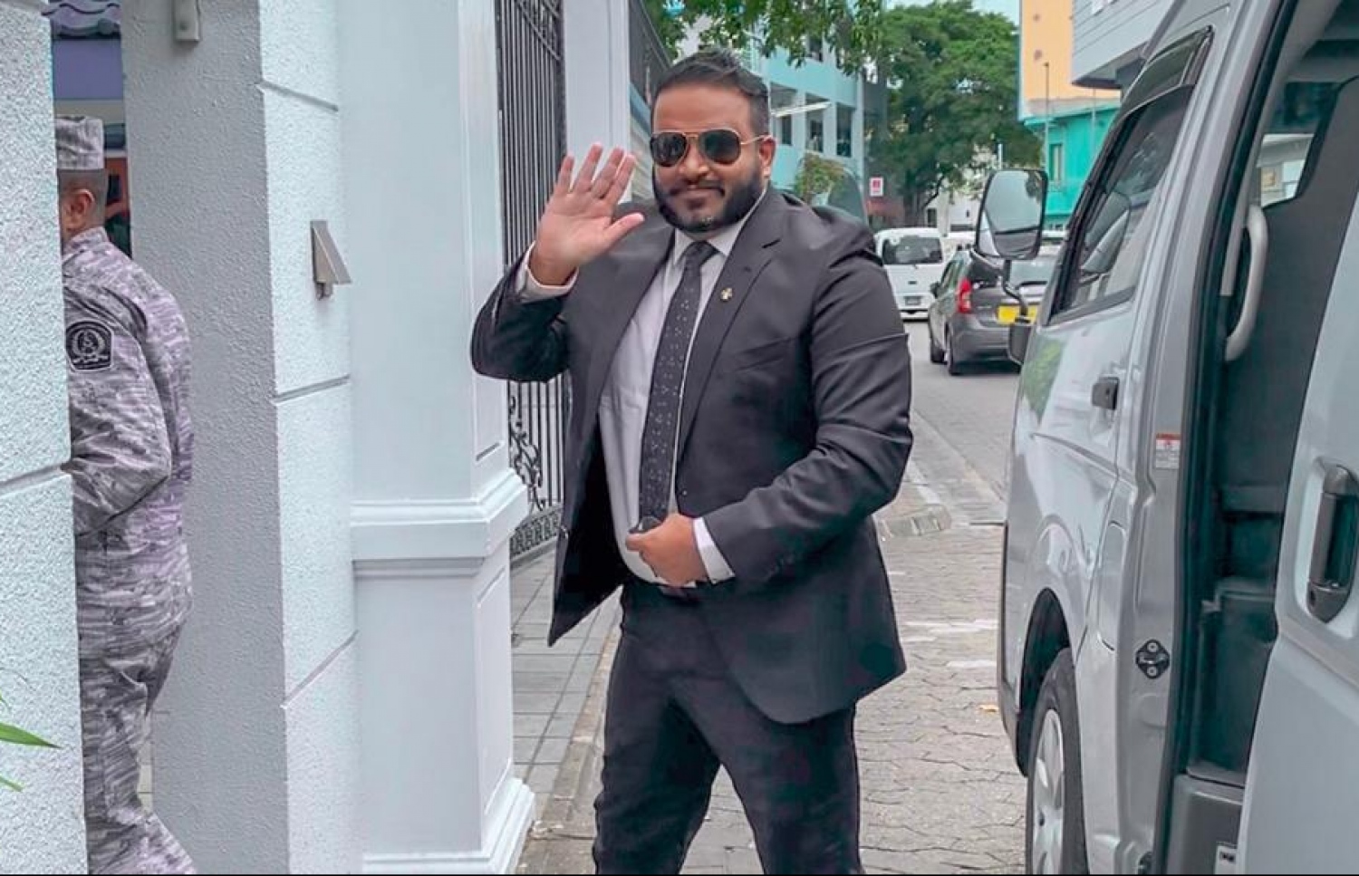 ކުރީގެ ނައިބު ރައީސް އަހްމަދު އަދީބު: ބޭސްފަރުވާ އަށް އޭނާ ބޭރަށް ފުރާވަޑައިގަތުމުގެ ހުއްދަ ވަނީ ދީފައި. --ފޮޓޯ/މިހާރު