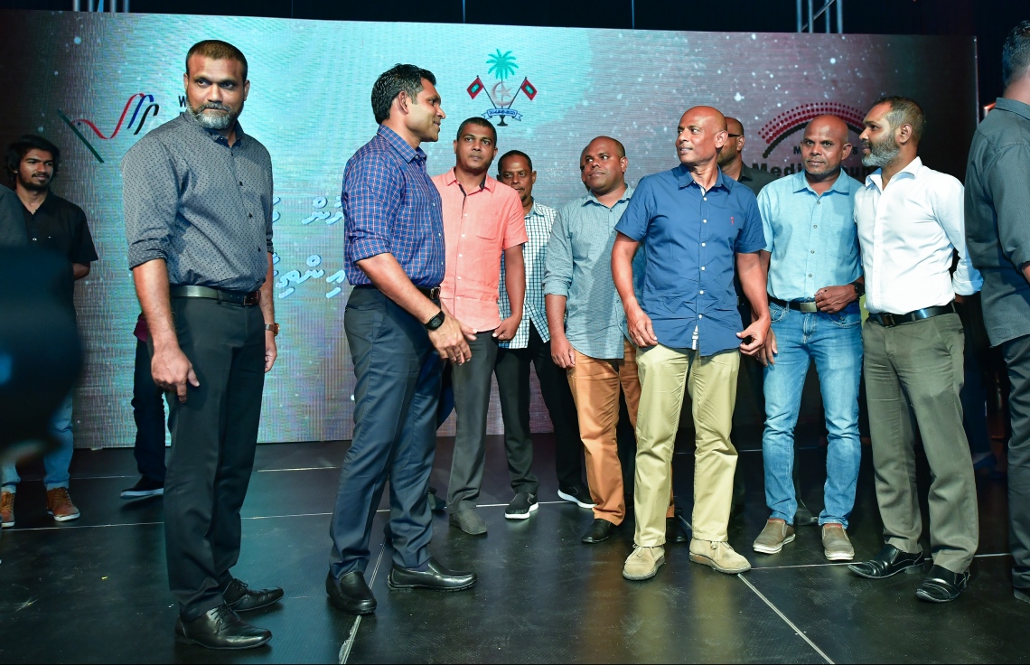 މާލެ: މޭ 3، 2019- މި އަހަރުގެ ނޫސްވެރިކަމުގެ މިނިވަންކަމުގެ ދުވަސް ފާހަގަކުރަން މޯލްޑިވްސް މީޑިއާ ކައުންސިލް (އެމްއެމްސީ) ން މިރޭ ބޭއްވި ރަސްމިއްޔާތަށް ފަހު ނައިބު ރައީސް ފައިސަލް ނަސީމް ބައެއް ނޫސްވެރިންނާ އެކު.---ފޮޓޯ: ނިޝާން އަލީ/މިހާރު