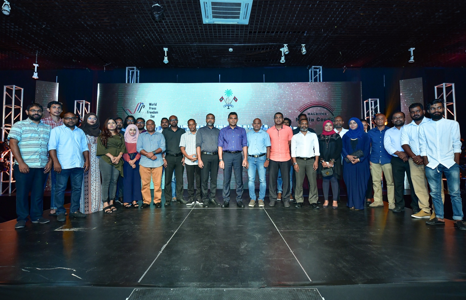ނޫސްވެރިކަމުގެ މިނިވަންކަމުގެ ދުވަސް ފާހަގަކުރަން މޯލްޑިވްސް މީޑިއާ ކައުންސިލުން މިރޭ ބޭއްވި ރަސްމިއްޔާތުގައި ބައިވެރިވި ބައެއް ނޫސްވެރިން، ނައިބު ރައީސް ފައިސަލް (މ) އާ އެކު ފޮޓޯއެއް ނަގަނީ.--- ފޮޓޯ: ނިޝާން އަލީ/ މިހާރު