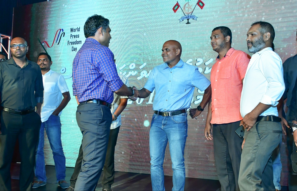 މާލެ: މޭ 3، 2019- މި އަހަރުގެ ނޫސްވެރިކަމުގެ މިނިވަންކަމުގެ ދުވަސް ފާހަގަކުރަން މޯލްޑިވްސް މީޑިއާ ކައުންސިލް (އެމްއެމްސީ) ން މިރޭ ބޭއްވި ރަސްމިއްޔާތަށް ފަހު ނައިބު ރައީސް ފައިސަލް ނަސީމް، 'މިހާރު' ގެ އެޑިޓަރު މޫސާ ލަތީފްއާ ސަލާމް ކުރައްވަނީ.---ފޮޓޯ: ނިޝާން އަލީ/ މިހާރު