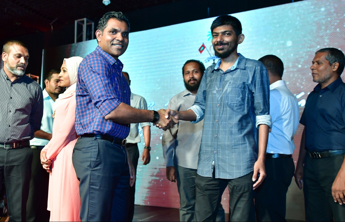 މާލެ: މޭ 3، 2019- މި އަހަރުގެ ނޫސްވެރިކަމުގެ މިނިވަންކަމުގެ ދުވަސް ފާހަގަކުރަން މޯލްޑިވްސް މީޑިއާ ކައުންސިލް (އެމްއެމްސީ) ން މިރޭ ބޭއްވި ރަސްމިއްޔާތަށް ފަހު ނައިބު ރައީސް ފައިސަލް ނަސީމް، އެ ކައުންސިލްގެ ނައިބު ރައީސް އާޒިފްއާ ސަލާމް ކުރައްވަނީ.---ފޮޓޯ: ނިޝާން އަލީ/ މިހާރު