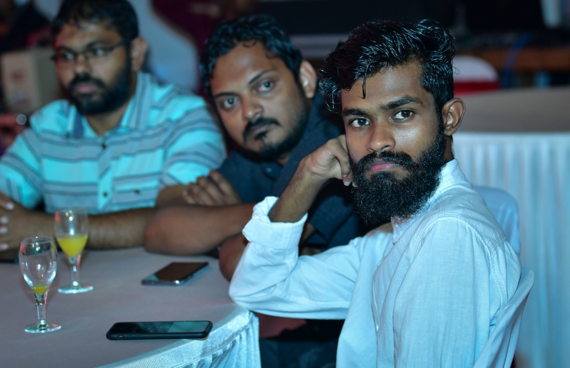 މާލެ: މޭ 3، 2019- މި އަހަރުގެ ނޫސްވެރިކަމުގެ މިނިވަންކަމުގެ ދުވަސް ފާހަގަކުރަން މޯލްޑިވްސް މީޑިއާ ކައުންސިލް (އެމްއެމްސީ) ން މިރޭ ބޭއްވި ރަސްމިއްޔާތުގައި ބައިވެރިވި ބައެއް ނޫސްވެރިން.---ފޮޓޯ: ނިޝާން އަލީ/ މިހާރު