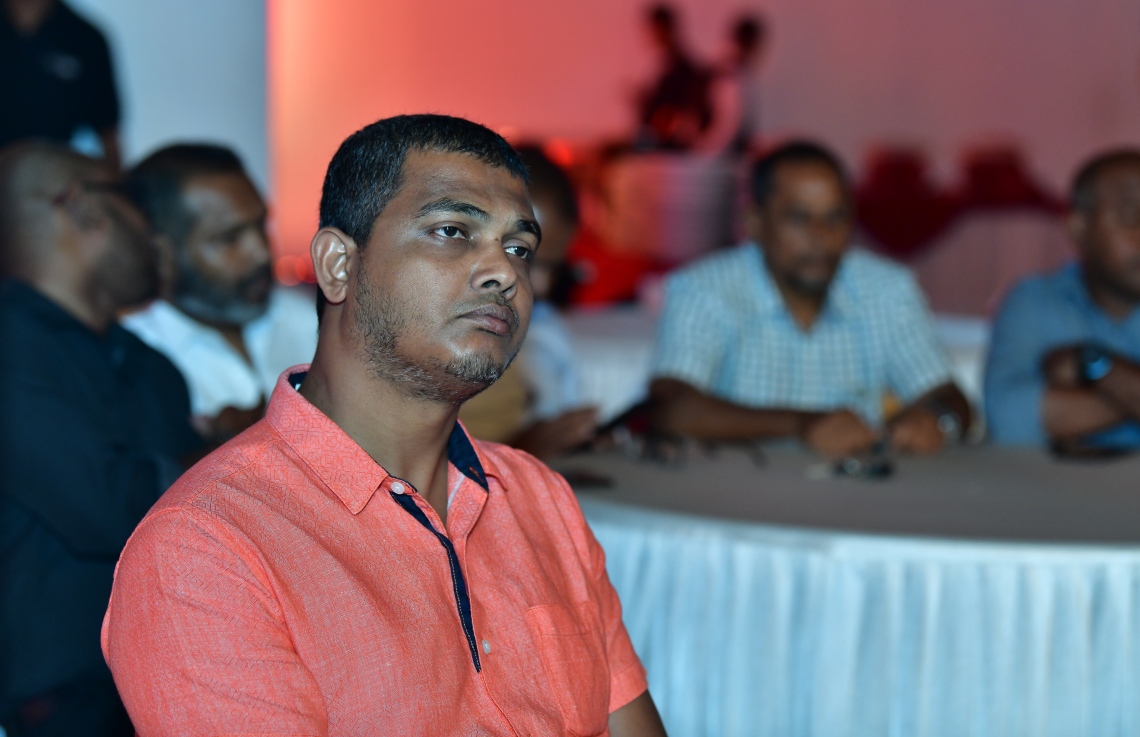 މާލެ: މޭ 3، 2019- މި އަހަރުގެ ނޫސްވެރިކަމުގެ މިނިވަންކަމުގެ ދުވަސް ފާހަގަކުރަން މޯލްޑިވްސް މީޑިއާ ކައުންސިލް (އެމްއެމްސީ) ން މިރޭ ބޭއްވި ރަސްމިއްޔާތުގައި ބައިވެރިވި ނޫސްވެރިއަކު ނައިބު ރައީސް ފައިސަލްގެ ވާހަކަ އަޑުއަހަނީ.---ފޮޓޯ: ނިޝާން އަލީ/ މިހާރު