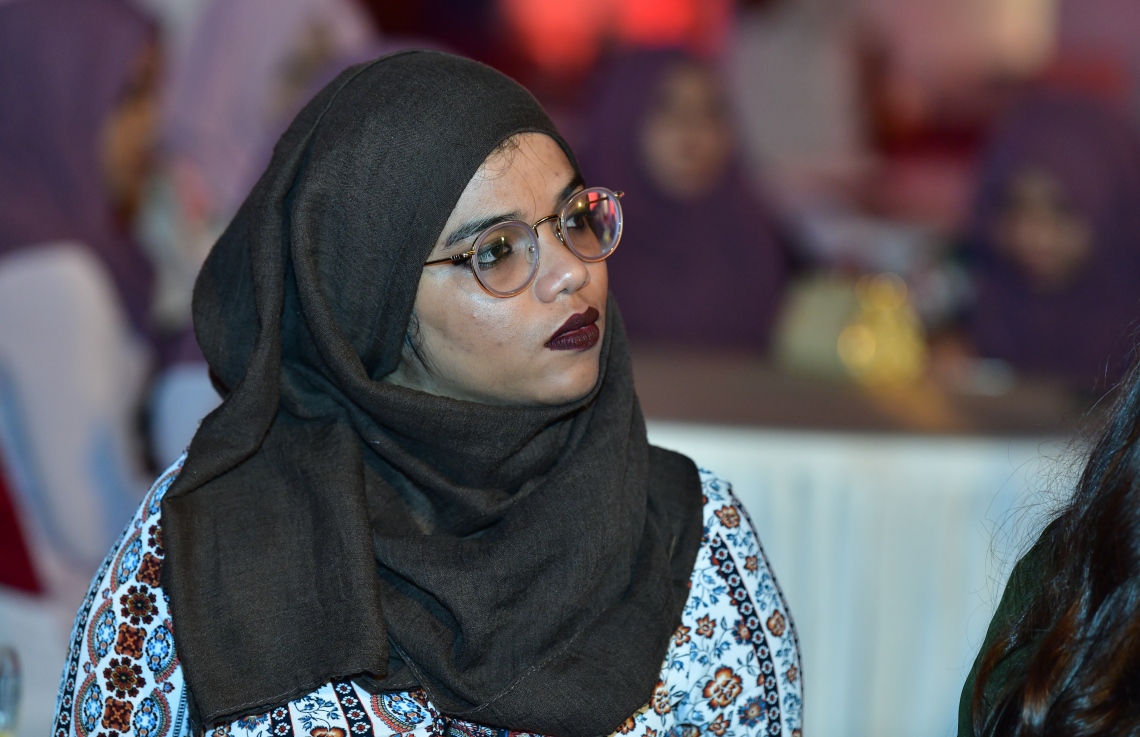 މާލެ: މޭ 3، 2019- މި އަހަރުގެ ނޫސްވެރިކަމުގެ މިނިވަންކަމުގެ ދުވަސް ފާހަގަކުރަން މޯލްޑިވްސް މީޑިއާ ކައުންސިލް (އެމްއެމްސީ) ން މިރޭ ބޭއްވި ރަސްމިއްޔާތުގައި ބައިވެރިވި ނޫސްވެރިއަކު ނައިބު ރައީސް ފައިސަލްގެ ވާހަކަ އަޑުއަހަނީ.---ފޮޓޯ: ނިޝާން އަލީ/ މިހާރު