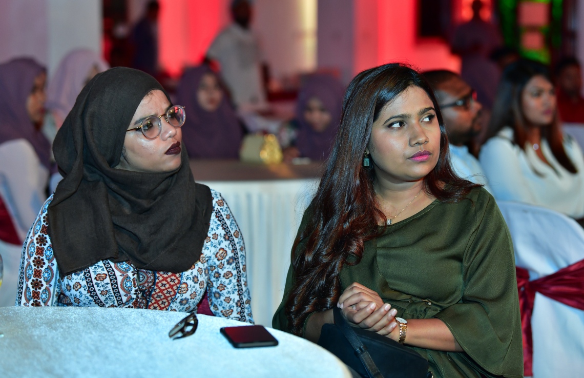 މާލެ: މޭ 3، 2019- މި އަހަރުގެ ނޫސްވެރިކަމުގެ މިނިވަންކަމުގެ ދުވަސް ފާހަގަކުރަން މޯލްޑިވްސް މީޑިއާ ކައުންސިލް (އެމްއެމްސީ) ން މިރޭ ބޭއްވި ރަސްމިއްޔާތުގައި ބައިވެރިވި ބައެއް ނޫސްވެރިން.---ފޮޓޯ: ނިޝާން އަލީ/ މިހާރު