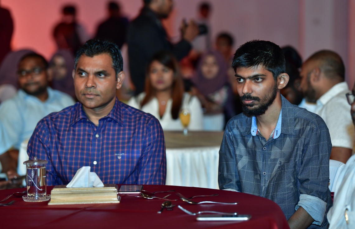 މާލެ: މޭ 3، 2019- މި އަހަރުގެ ނޫސްވެރިކަމުގެ މިނިވަންކަމުގެ ދުވަސް ފާހަގަކުރަން މޯލްޑިވްސް މީޑިއާ ކައުންސިލް (އެމްއެމްސީ) ން މިރޭ ބޭއްވި ރަސްމިއްޔާތުގެ ޝަރަފުވެރި މެހުމާން ނައިބު ރައީސް ފައިސަލް ނަސީމް (ވ) އަދި އެ ކައުންސިލްގެ ނައިބު ރައީސް އާޒިފް.---ފޮޓޯ: ނިޝާން އަލީ/މިހާރު