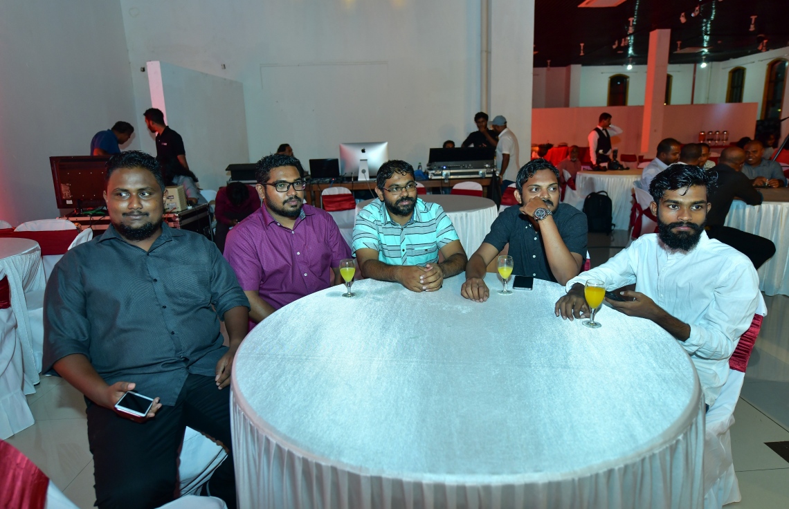 މާލެ: މޭ 3، 2019- މި އަހަރުގެ ނޫސްވެރިކަމުގެ މިނިވަންކަމުގެ ދުވަސް ފާހަގަކުރަން މޯލްޑިވްސް މީޑިއާ ކައުންސިލް (އެމްއެމްސީ) ން މިރޭ ބޭއްވި ރަސްމިއްޔާތުގައި ބައިވެރިވި ބައެއް ނޫސްވެރިން.---ފޮޓޯ: ނިޝާން އަލީ/ މިހާރު