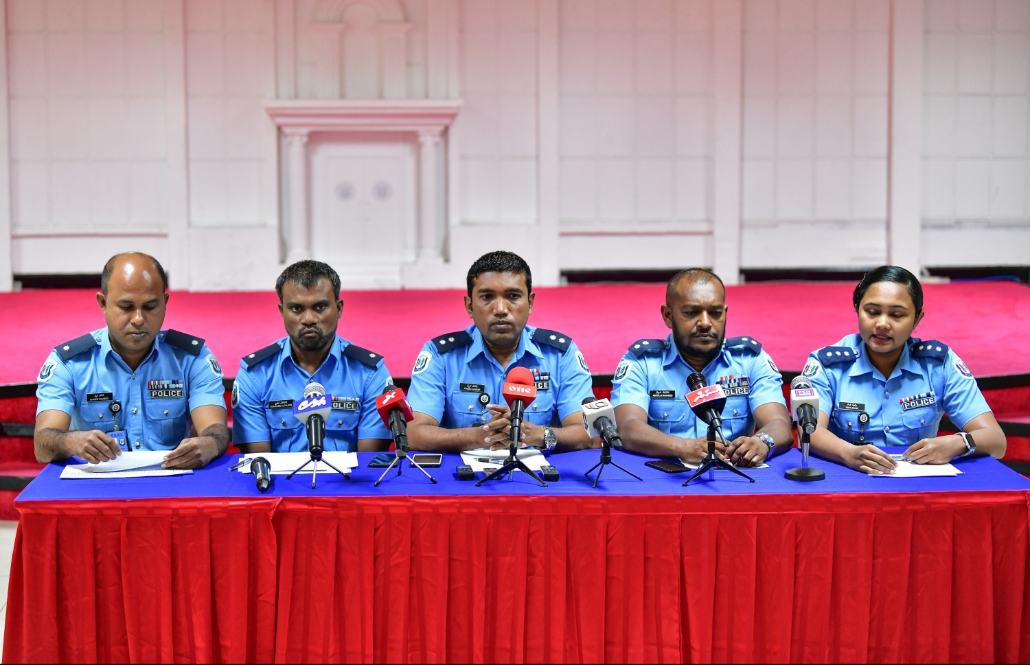 ފުލުހުން ބޭއްވި ނޫސްވެރިންގެ ބައްދަލުވުމުގައި ފުލުހުންގެ އިސްވެރިންތަކެއް ބައިވެރިވެވަޑައިގަންނަވަނީ. --- ފޮޓޯ: ހުސެއިން ވަހީދު/ މިހާރު