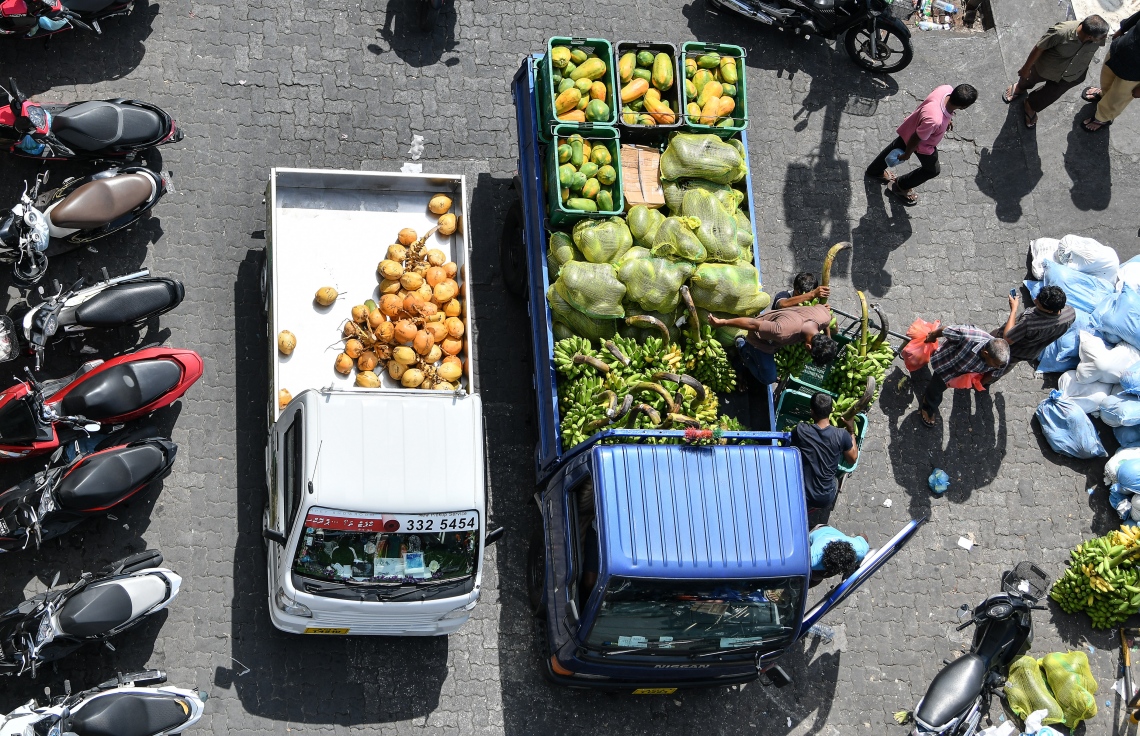 މާލެ: މޭ 5، 2019- ވަޅޯމަސް މާރުކޭޓު ސަރަހައްދުން ޕިކަޕުތަކުގައި މޭވާ އާއި ތަރުކާރީ އުފުލަނީ.---ފޮޓޯ: ނިޝާން އަލީ/މިހާރު