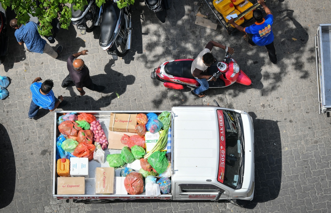 މާލެ: މޭ 5، 2019- ނޯތު ހާބަރު ސަރަހައްދުން ތަރުކާރީ އަރުވައިގެން ޕިކަޕެއް ދުއްވާފައި ދަނީ: ރޯދަ މަހުގެ ތައްޔާރީތަކާ އެކު، މާލޭގެ ބާޒާރުމަތީގެ ސަރަހައްދު ވަރަށް ބޮޑަށް ހަލަބޮލިވެ، ޓްރެފިކް މައްސަލަތައް ވަނީ ބޮޑުވާން ފަށާފައި.---ފޮޓޯ: ނިޝާން އަލީ/މިހާރު