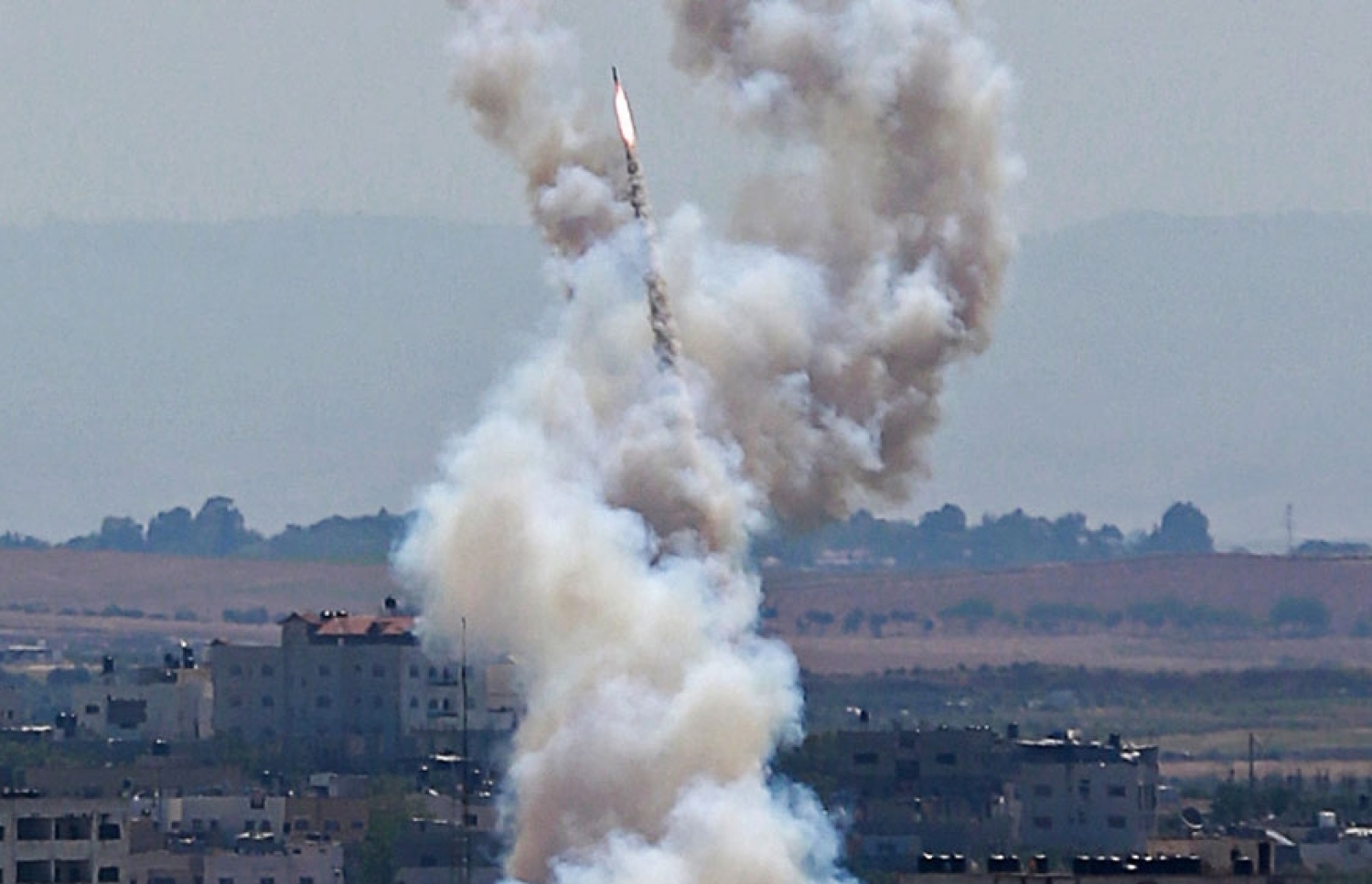 ގާޒާގައި ރޮކެޓް ހަމަލާ ދެނީ: ފަލަސްތީނުން ބުނެފައި ވަނީ 15 މީހުން ޝަހީދުވި ކަމަށް. --ފޮޓޯ:ރޮއިޓާސް