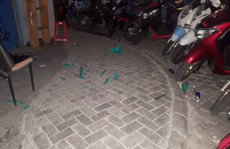 ފޭރެން އުޅުނު މީހަކަށް ހަމަލަދީ ޒަހަމްކޮށްލައިފި