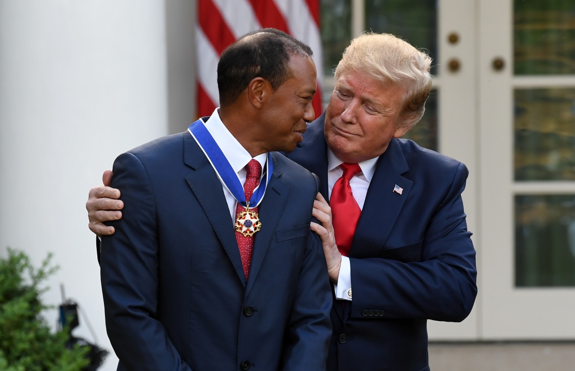 ވައިޓް ހައުސްގައި ބޭއްވި ހަފްލާގެ ތެރެއިން ޓައިގާ ވުޑްސް (ވ) އާއި އެމެރިކާގެ ރައީސް ޓްރަމް (ކ). -- ފޮޓޯ: އޭއެފްޕީ