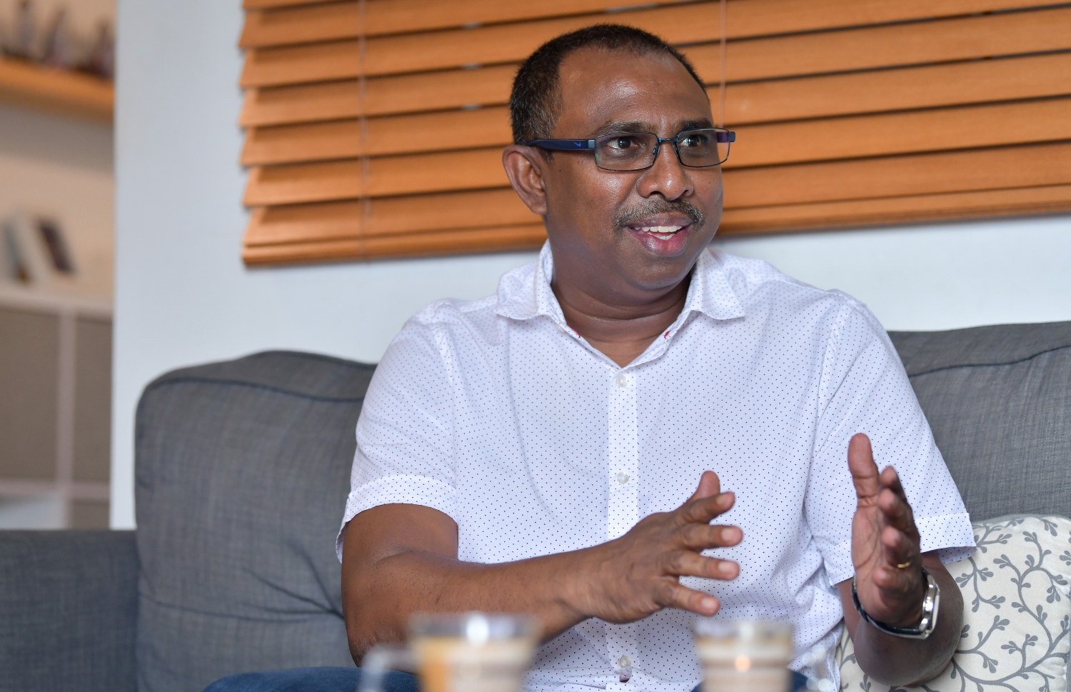 މެދު ހެންވޭރު ދާއިރާގެ މެމްބަރު އަލީ އާޒިމް "މިހާރު" އަށް އިންޓަވިއު ދެއްވަނީ.---ފޮޓޯ: ނިޝާން އަލީ/މިހާރު