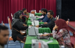 Officials of Ministry of Islamic Affairs collecting Fitr zakat payments in 2019. PHOTO: HUSSAIN WAHEED / MIHAARU