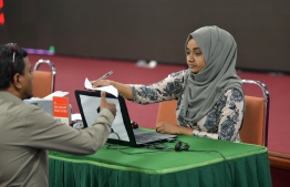 An official at Ministry of Islamic Affairs collecting fitr zakat payments in 2019. PHOTO; HUSSAIN WAHEED / MIHAARU