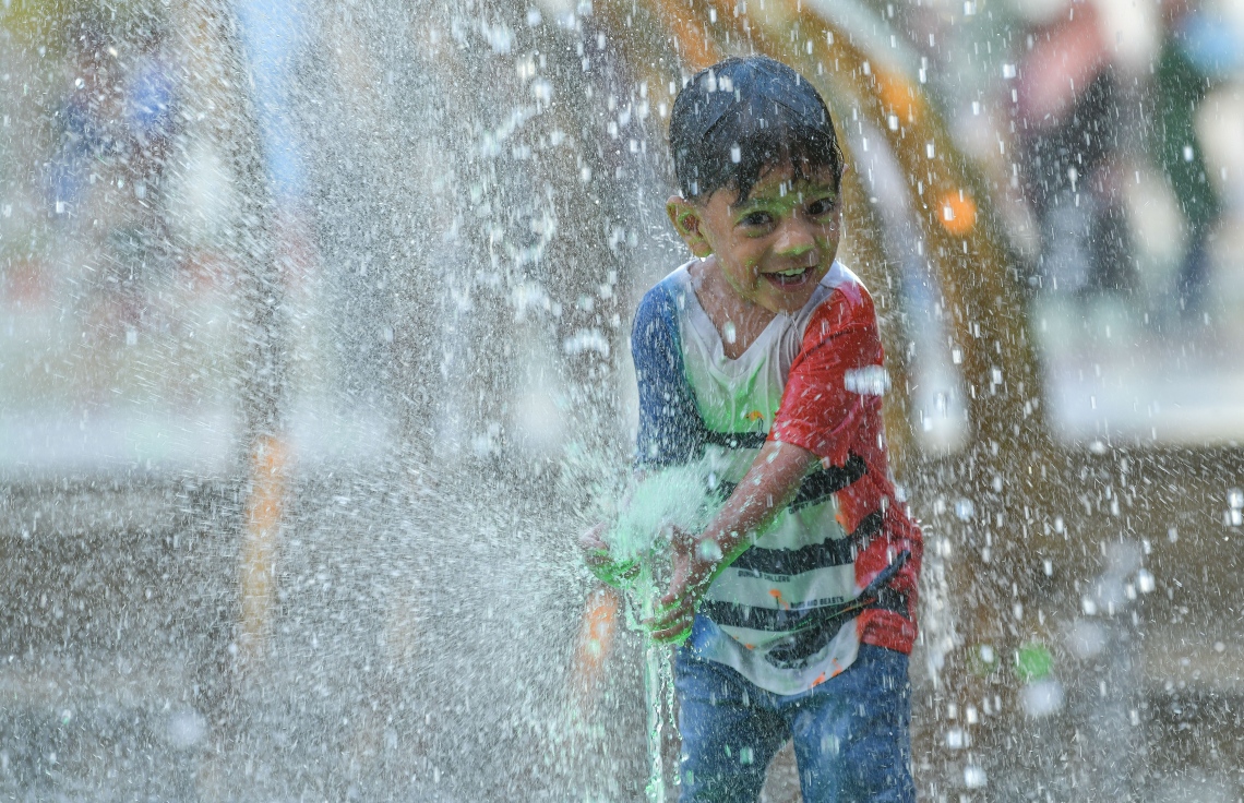 މާލެ: މޭ 9، 2019- ޖުމްހޫރީ މައިދާނުގެ ފެންއަރުވަޑާމުގައި ކުޑަކުއްޖަކު މިއަދު މަޖާކުރަނީ: މިއީ މާލޭގައި ކުޑަކުދިން އެންމެ މަޖާކުރާ އެއް ތަން.---ފޮޓޯ: ނިޝާން އަލީ/މިހާރު