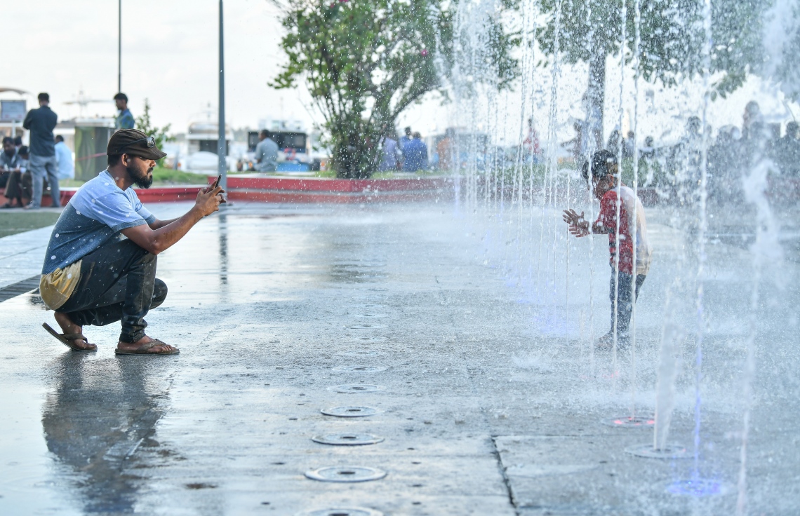 މާލެ: މޭ 9، 2019- ޖުމްހޫރީ މައިދާނުގެ ފެންއަރުވަޑާމުގައި ކުޑަކުއްޖަކު މިއަދު ތެމޭއިރު، އެ ކުއްޖާގެ ފޮޓޯ މޮބައިލް ފޯނަކުން ނަގަނީ.---ފޮޓޯ: ނިޝާން އަލީ/މިހާރު