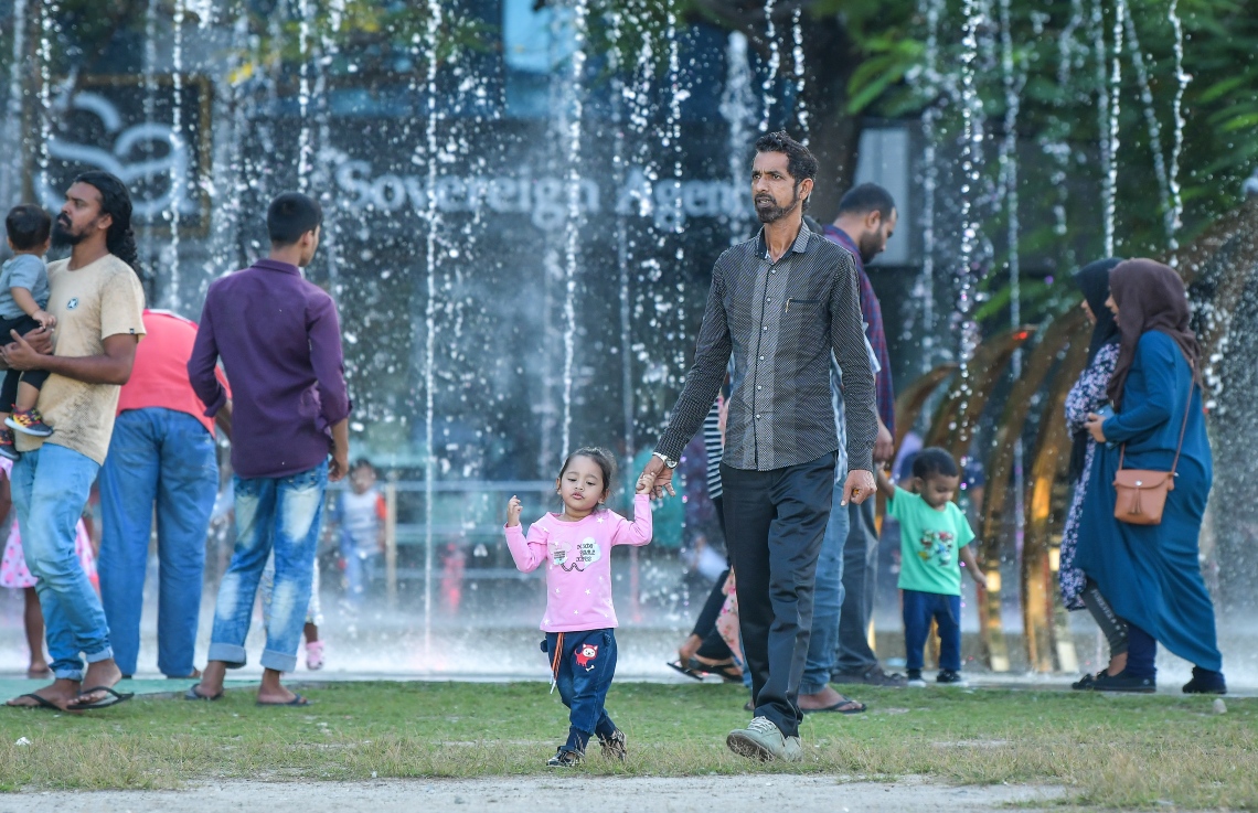 މާލެ: މޭ 9، 2019- މިއަދު ހަވީރު ރޯދަ ކުރުކޮށްލުމަށްޓަކައި ބައެއް މީހުން ޖުމްހޫރީ މައިދާނުގެ ފެންއަރުވާވަޑާން ކައިރީގައި ހަރަކާތްތެރިވަނީ: މާލޭގައި ކުޑަކުދިން އެންމެ މަޖާނަގާ އެއް ތަނަކީ ޖުމްހޫރީ މައިދާނުގައި ޒަމާނީ ފެންވަރަށް ހަދާފައިވާ ފެންއަރުވާވަޑާން.---ފޮޓޯ: ނިޝާން އަލީ/މިހާރު