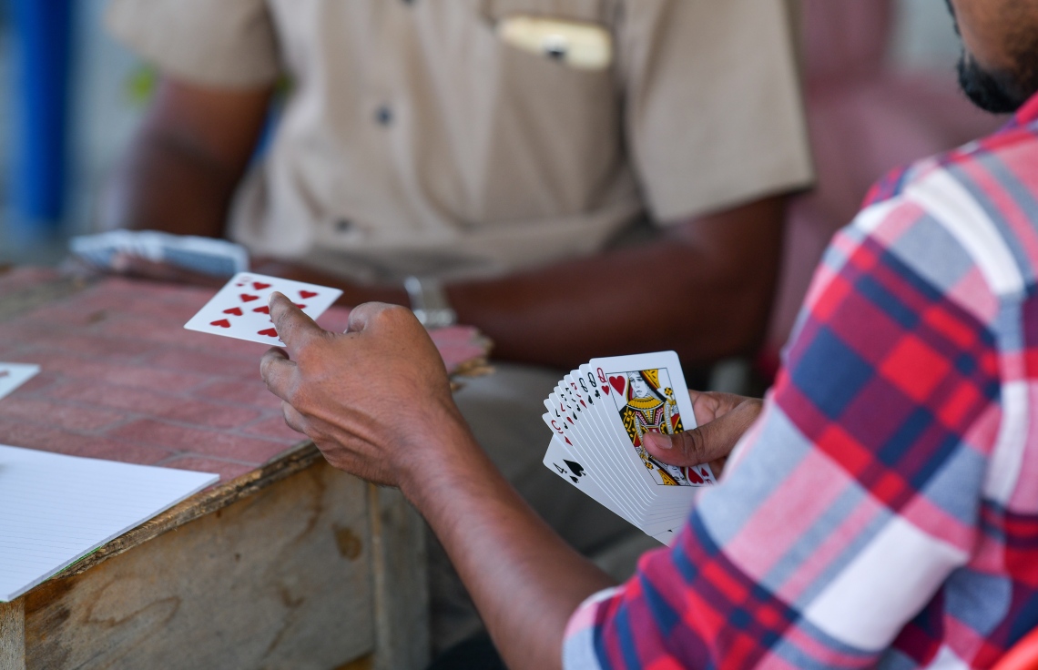 މާލެ: މޭ 9، 2019- މިއަދު ހަވީރު ރޯދަ ކުރުކޮށްލުމުގެ ގޮތުން މަސްވެރިންގެ ޕާކުގައި ބަޔަކު ތާސްބައި ކުޅެނީ.---ފޮޓޯ: ނިޝާން އަލީ/މިހާރު