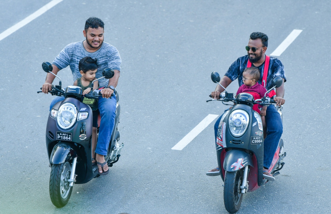 މާލެ: މޭ 9، 2019- މިއަދު ހަވީރު ރޯދަ ކުރުކޮށްލުމަށްޓަކައި ދެ މީހަކު ކުޑަ ދެ ކުދިން ގޮވައިގެން ސައިކަލްގައި ފިނިބުރު ޖަހަނީ: ރޯދަ މަހުގެ ހަވީރު ގަޑީގައި ފިނިބުރު ޖެހުމަކީ ކުރިއްސުރެ އެންމެ އާންމު ކަންތައް.---ފޮޓޯ: ނިޝާން އަލީ/މިހާރު