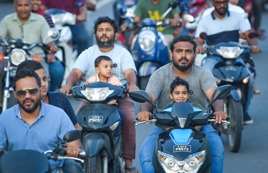 މާލެ: މޭ 9، 2019- މާލޭގައި ރޯދަ ކުރުކުރުމުގެ ގޮތުން ގިނަ މީހުން އެންމެ އާންމުކޮށް ކުރާ އެއް ކަމަކީ ހަވީރު ފިންޏަށް ދުއްވާލަން ދިއުން: މި ރޯދަ މަހު ވެސް ކޮންމެ ދުވަހެއްގެ ހަވީރު މާލޭގެ ވަށައިގެން އޮންނަ މަގުތަކުން މި މަންޒަރު ވަރަށް އާންމު.---ފޮޓޯ: ނިޝާން އަލީ/މިހާރު