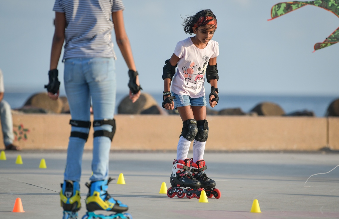 މާލެ: މޭ 9، 2019- މިއަދު ހަވީރު ރޯދަ ކުރުކޮށްލުމުގެ ގޮތުން އުސްފަސްގަނޑު ސަރަހައްދުގައި ކުޑަކުއްޖަކު ސްކޭޓް ކުރަނީ.---ފޮޓޯ: ނިޝާން އަލީ/މިހާރު