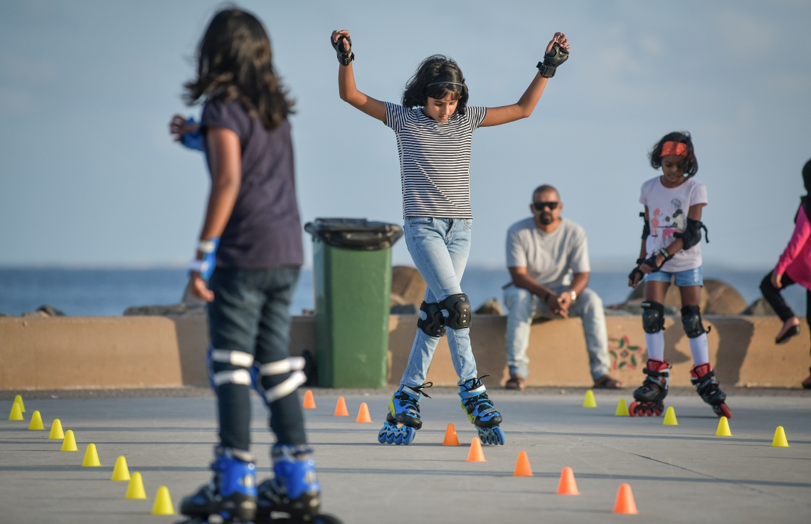 މާލެ: މޭ 9، 2019- މިއަދު ހަވީރު ރޯދަ ކުރުކޮށްލުމުގެ ގޮތުން އުސްފަސްގަނޑު ސަރަހައްދުގައި ކުޑަކުއްޖަކު ސްކޭޓް ކުރަނީ.---ފޮޓޯ: ނިޝާން އަލީ/މިހާރު