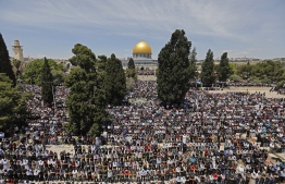 Palestinian Muslim worshippers pray in the al-Aqsa Mosque compound in Jerusalem on May 10, 2019 on the first Friday prayers of the holy fasting month of Ramadan. (Photo by Ahmad GHARABLI / AFP)