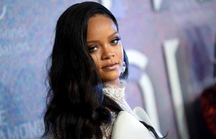 ރިއާނާގެ ފެޝަން ލައިން މި މަހު ލޯންޗްކުރަނީ