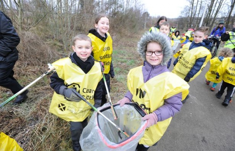 ސްކޫލްތެރެއަށް ކުނިއަޅާ ދަރިވަރުން ޖޫރިމަނާ ކުރަނީ