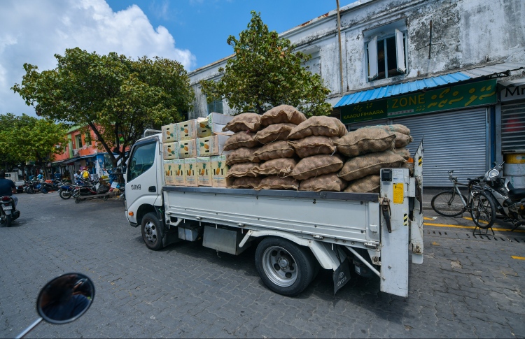 ގިނަ މުދާ ހުރީ ކަސްޓަމްސްގައި ތާށިވެފައި:ވިޔަފާރިވެރިން