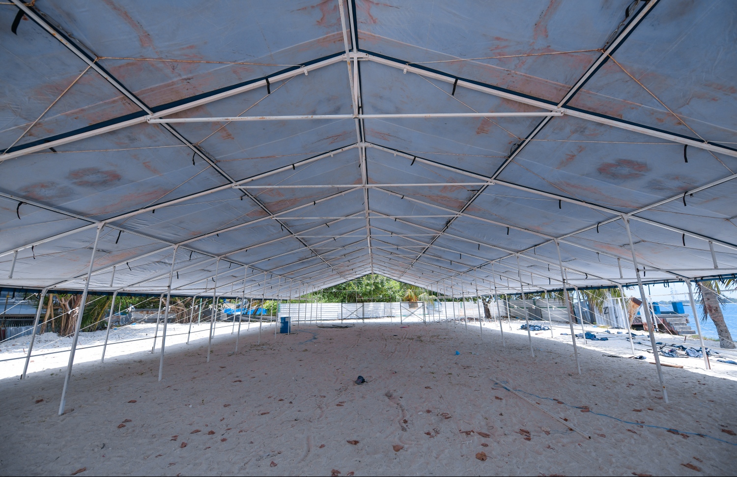 ވެސްޓު ޕާކް ރެސްޓޯރަންޓު ހިނގި ތަނުގައި ހަދާ ވަގުތީ މާރުކޭޓު.---ހުސައިން ވަހީދު/މިހާރު