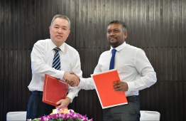 Economic Minister Fayyaz Ismail and Minister Zhang Mao from China’s State Administration for Market Regulation (SAMR). PHOTO: HUSSAIN WAHEED/ MIHAARU