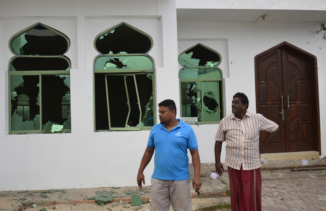 ކޮލަމްބޯ: މެއި 14: މިނުވަންގޮޑާގެ ޖުމްއާ މިސްކިތަށް ހަމަލާދީ ބިއްލޫރިތައް ތަޅާލާފައި. --ފޮޓޯ:އޭއެފްޕީ