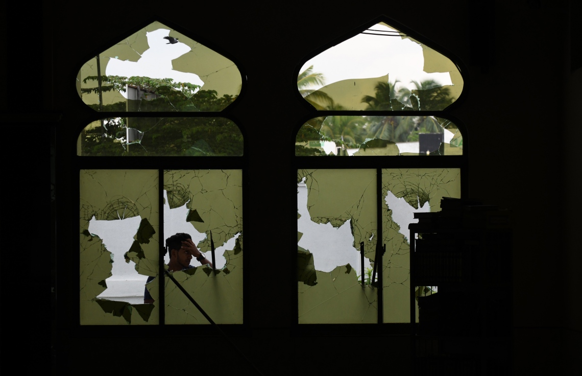 ކޮލަމްބޯ: މެއި 14: މިނުވަންގޮޑާގެ ޖުމްއާ މިސްކިތަށް ހަމަލާދީ ބިއްލޫރިތައް ތަޅާލާފައި. --ފޮޓޯ:އޭއެފްޕީ