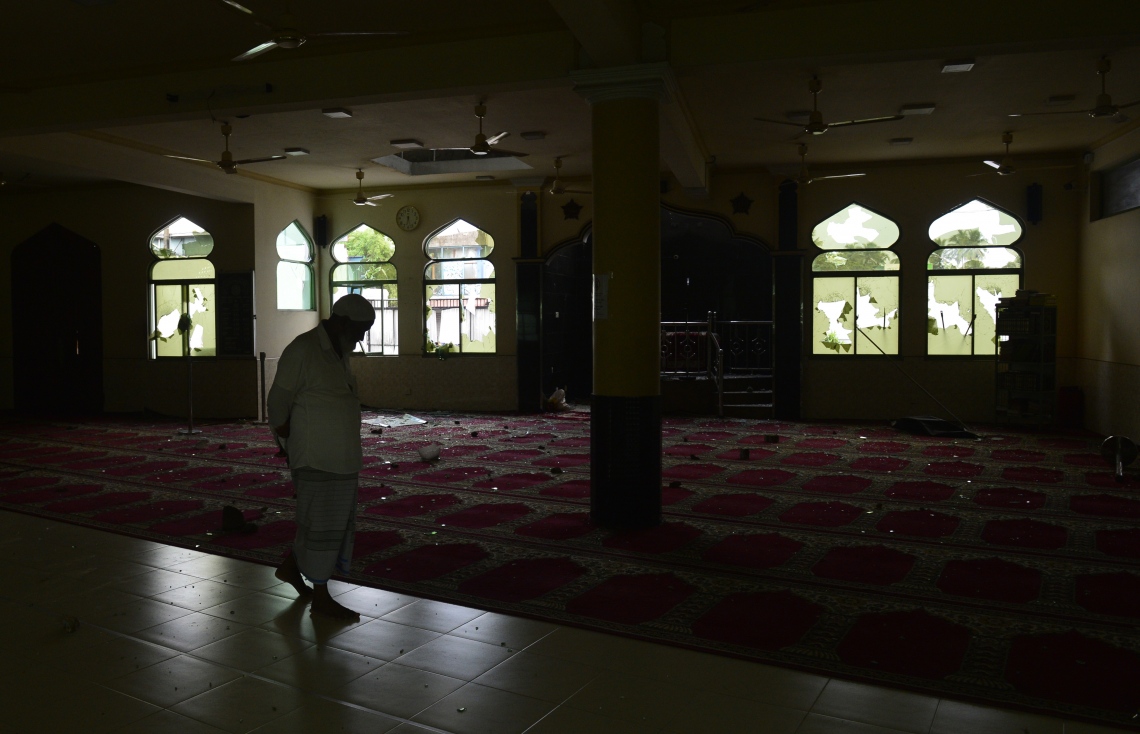 ކޮލަމްބޯ: މެއި 14: މިނުވަންގޮޑާގެ ޖުމްއާ މިސްކިތަށް ހަމަލާދީ ބިއްލޫރިތައް ތަޅާލާފައި. --ފޮޓޯ:އޭއެފްޕީ