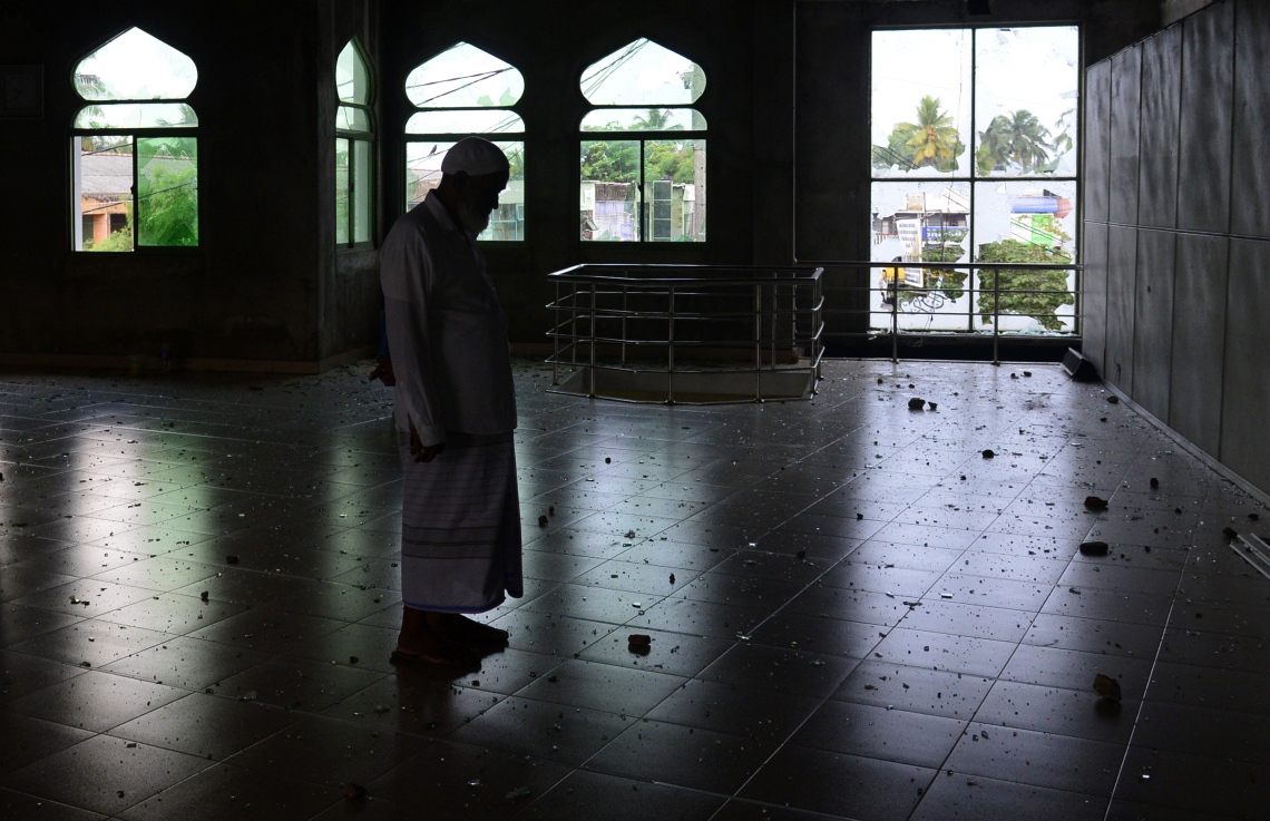 ކޮލަމްބޯ: މެއި 14: ހަމަލާ ދިން މިނުވަންގޮޑާގެ ޖުމްއާ މިސްކިތުގައި މީހަކު ނަމާދު ކުރަނީ. --ފޮޓޯ:އޭއެފްޕީ