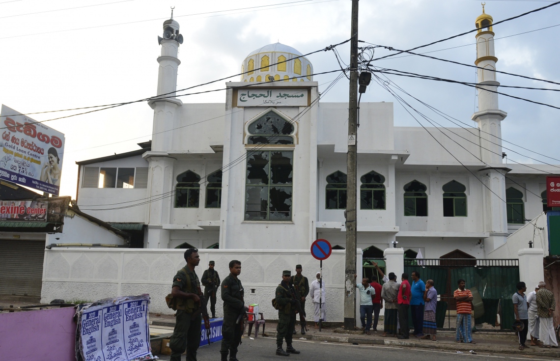 ކޮލަމްބޯ: މެއި 14: މިނުވަންގޮޑާގެ ޖުމްއާ މިސްކިތަށް ހަމަލާ ދިނުމާ ގުޅިގެން މިސްކިތެއްގެ ބޭރުގައި ފުލުހުން ފޯރި މަރަނީ. --ފޮޓޯ:އޭއެފްޕީ