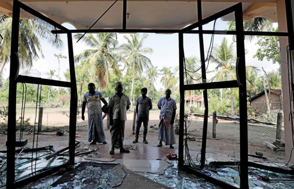 ކޮލަމްބޯ: މެއި 14: ކިނިޔަމާގެ އަބްރާރް މިސްކިތަށް ހަމަލާދީ ބިއްލޫރިތައް ތަޅާލާފައި. --ފޮޓޯ:ރޮއިޓާސް