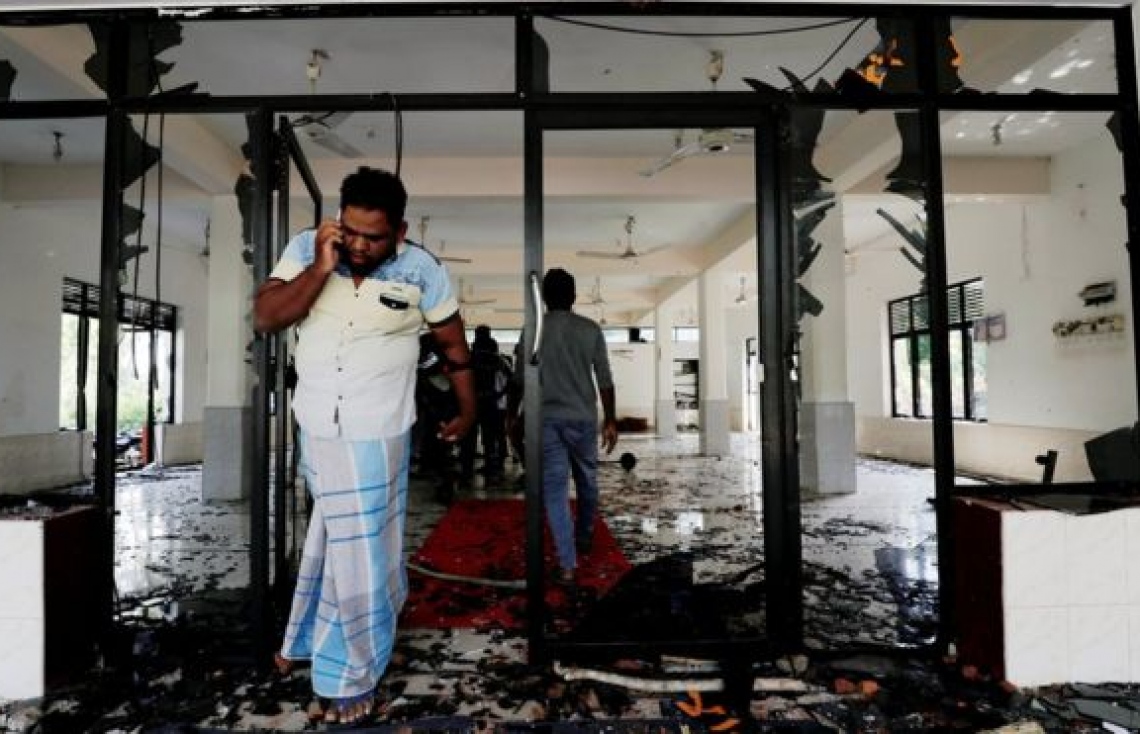 ކޮލަމްބޯ: މެއި 14: ކިނިޔަމާގެ އަބްރާރް މިސްކިތަށް ހަމަލާދީ ބިއްލޫރިތައް ތަޅާލާފައި. --ފޮޓޯ:ރޮއިޓާސް